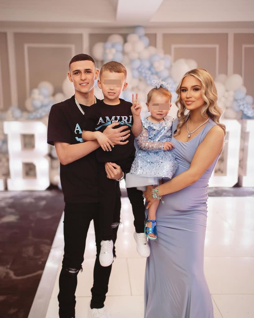 El mediocampista del Manchester City y de Inglaterra Phil Foden junto a su pareja Rebecca Cooke