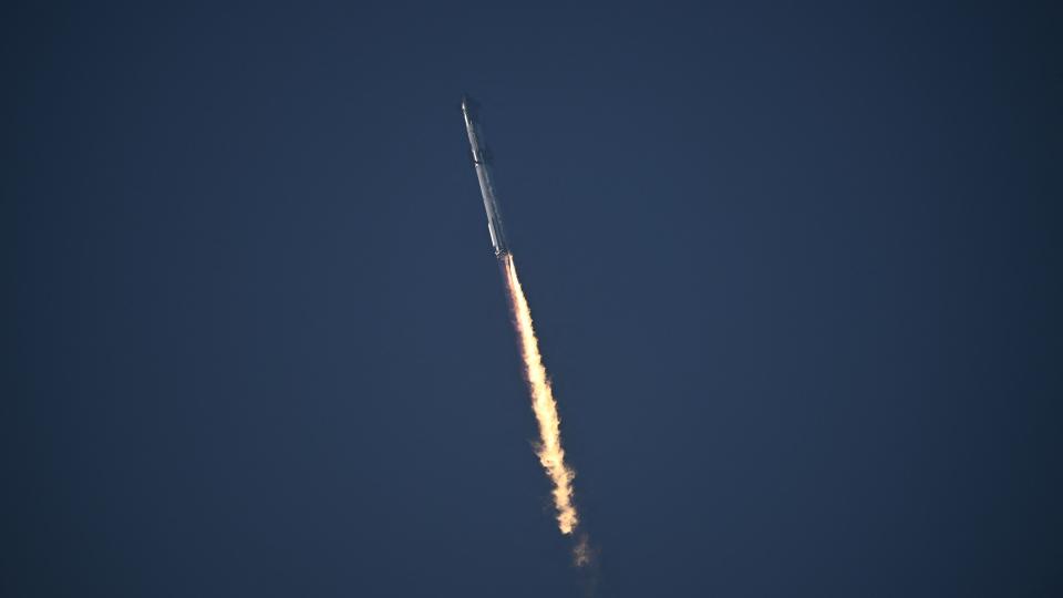 SpaceX Starship streaks through the sky on its 1st test flight on April 20, 2023.