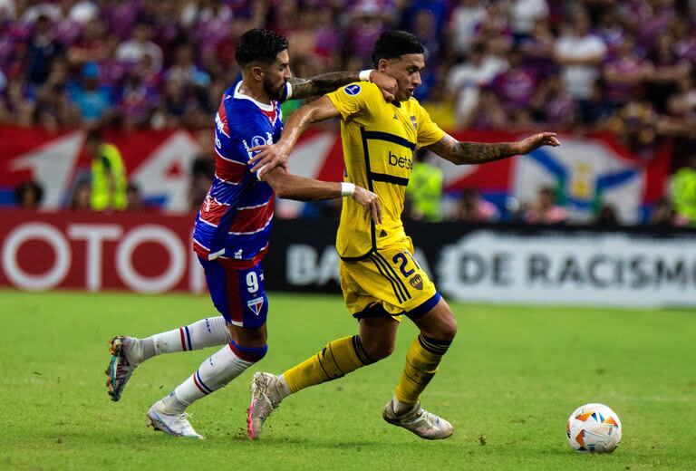 Equi Fernández se lleva la pelota ante Juan Martin Lucero, delantero de Fortaleza; el 5 de Boca cometió varios errores no forzados y estuvo más cerca de los delanteros que de los centrales en el partido en Brasil, por la Copa Sudamericana