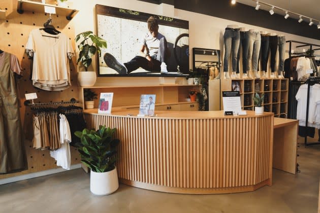 Duer Puts a Sustainable Spin on Performance Lifestyle Clothing - Yahoo  Sports