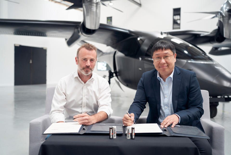 能元科技總經理薛人禎（右）與英國垂直航天公司（Vertical Aerospace）CEO菲茨帕特里克（Stephen Fitzpatrick）簽署戰略合作協定。圖／台泥企業團提供
