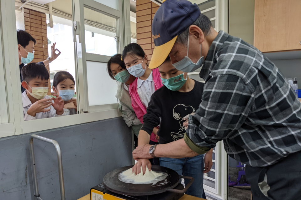 五年級同學體驗製作潤餅皮