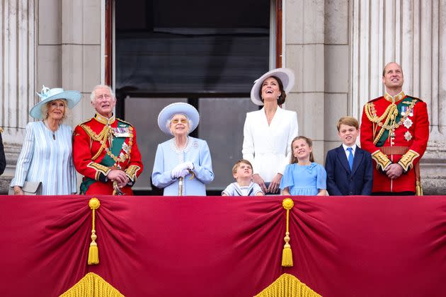 Isabel II y algunos miembros de la familia real británica, en el balcón. (Photo: Chris Jackson via Getty Images)