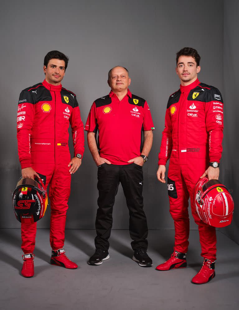 La Scuderia Ferrari; Carlos Sainz Jr y Charles LeClerc (R) con Fred Vasseur, el nuevo jefe de equipo
