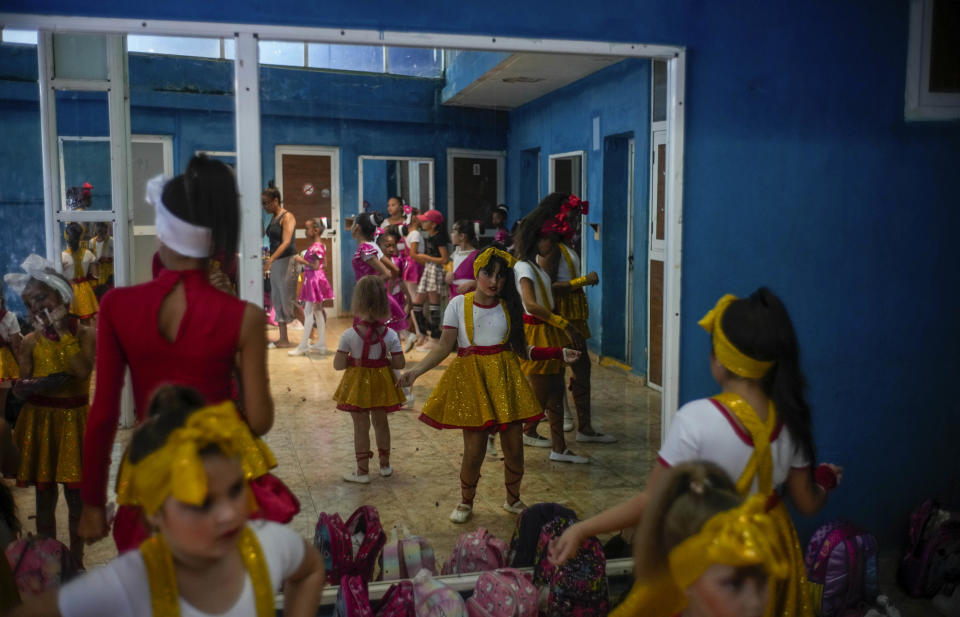Estudiantes del proyecto de danza "Espejo" se preparan para actuar en el salón Tropicana en La Habana, Cuba, el domingo 22 de octubre de 2023. Sus maestros Miguel Ángel Fernández y Karelys Noa les enseñan coreografías de baile que mezclan "son" y "mambo" en un esfuerzo por preservar la cultura musical cubana. (Foto AP/Ramón Espinosa)