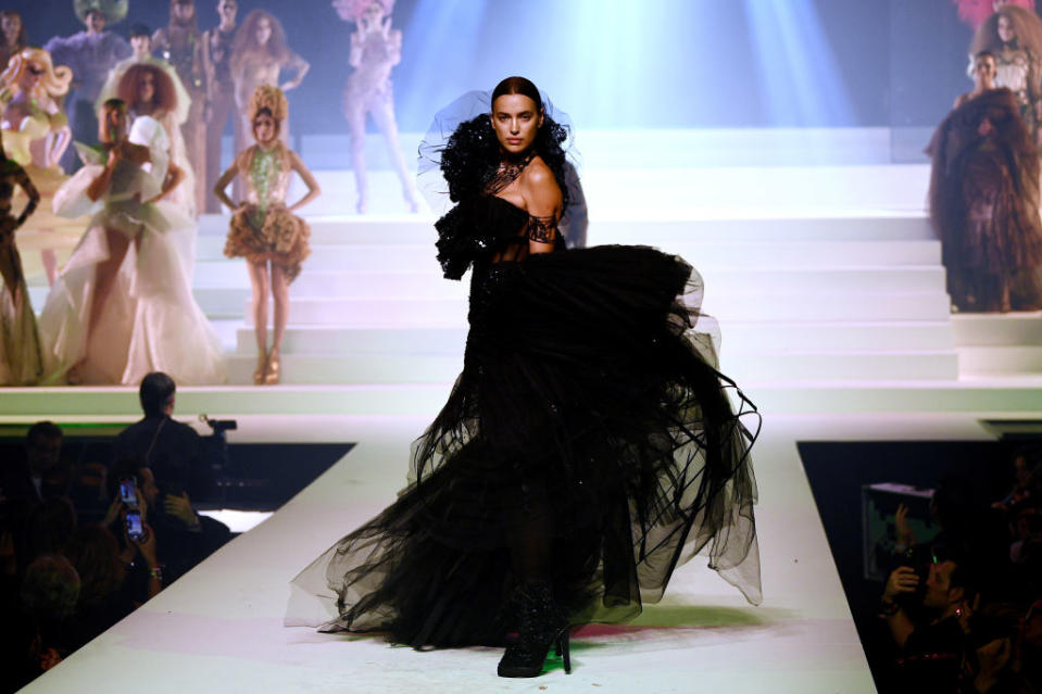 Irina Shayk était sublimissime dans une robe bouffante signée Jean-Paul Gaultier.