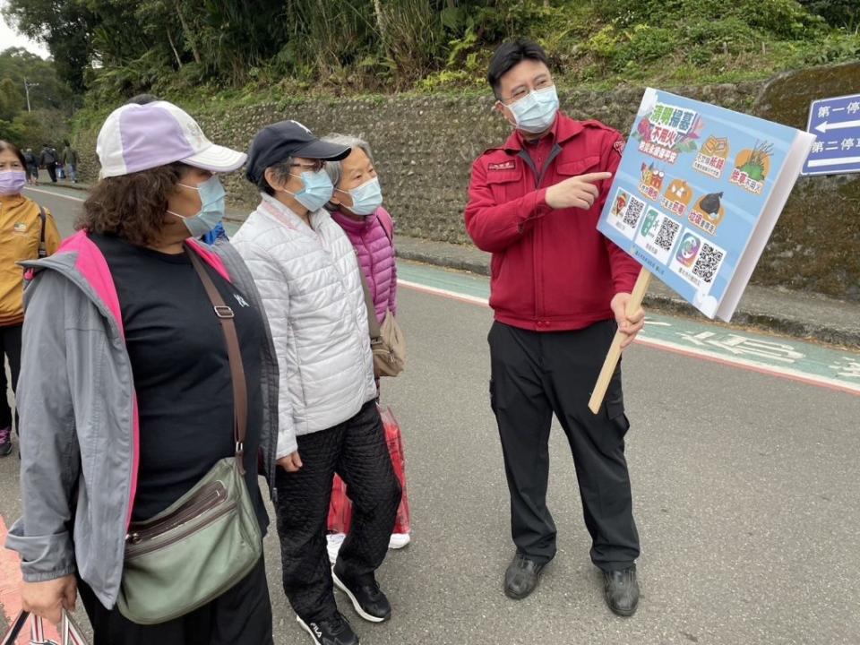 防範清明祭祖火災發生，台北市消防局自三月十八日起加強全市二十八處墓區車巡勤務，並宣導民眾掃墓不用火原則。（記者孫曜樟攝）