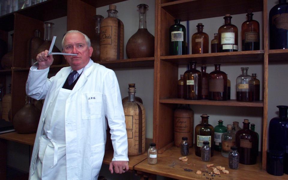 Jean-Paul Guerlain at his laboratory in 2001 - Reuters