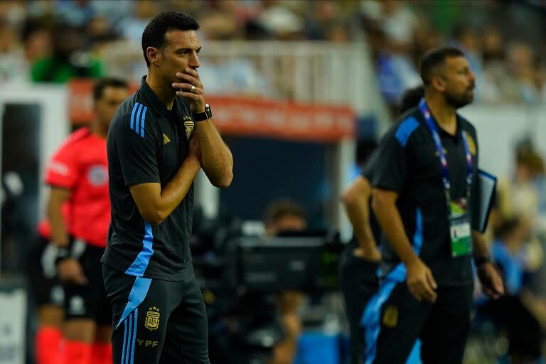 Lionel Scaloni, pensativo durante el partido con Ecuador; el pujatense no disfrutó de cómo la selección se clasificó para las semifinales de la Copa América