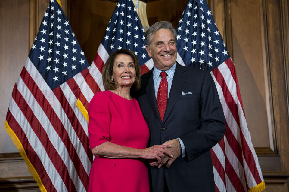 La presidenta de la Cámara de Representantes, Nancy Pelosi, demócrata de California, con su esposo, el inversor de capital de riesgo Paul Pelosi, durante una ceremonia en Capitol Hill, en Washington, el 3 de enero de 2019. (Doug Mills/The New York Times).