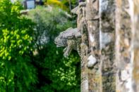 Non è un'offerta diabolica, ma perché versare un mutuo gigantesco per una casa nella periferia milanese o a margine dei colli romani quando puoi ottenere la vista panoramica delle montagne del Monmouthshire e del canale di Bristol?(foto: Caters)