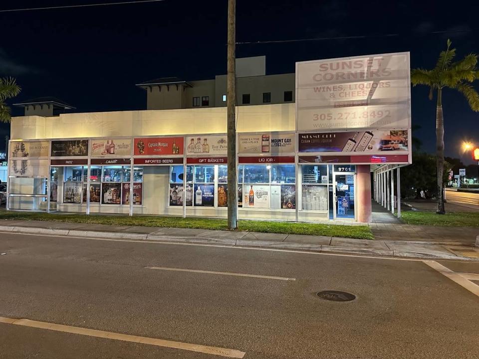 Quizá las letras rojas del antiguo letrero estén descoloridas, pero durante décadas han saludado a los clientes de Sunset Corners y a innumerables automovilistas que pasaban por la esquina en 8701 Sunset Drive. Esta imagen de la tienda fue tomada el 23 de mayo de 2024, antes de que apareciera el nuevo letrero.