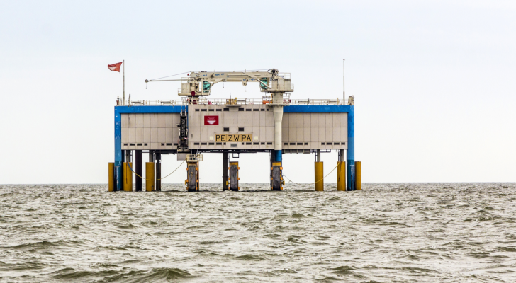 Offshore oil rig near Harlingen, Nederlande. Oil producing is a major economic factor in the Netherlands. Growth Stocks for Profit Wave