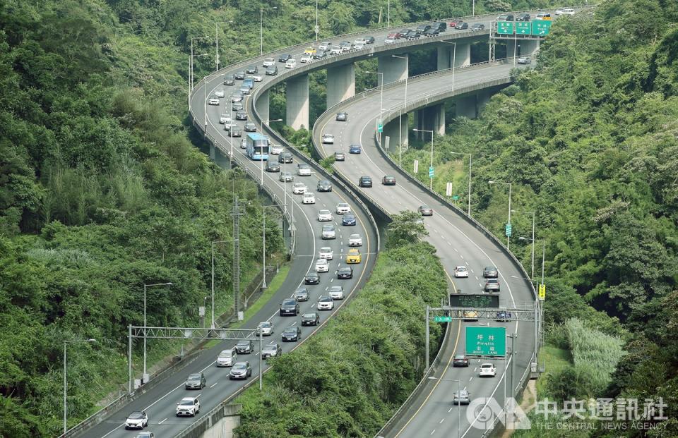 收假囉！國5湧北返車潮恐塞過夜 明天避開9大地雷路段（中央社／資料照片）