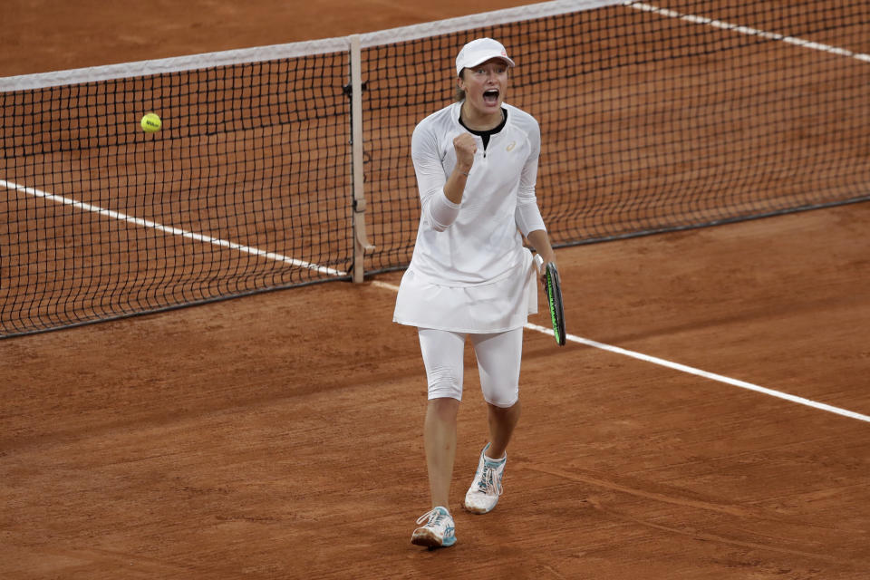 Iga Swiatek festeja tras doblegar a Simona Halep en la cuarta ronda del Abierto de Francia, el domingo 4 de octubre de 2020, en París. (AP Foto/Alessandra Tarantino)