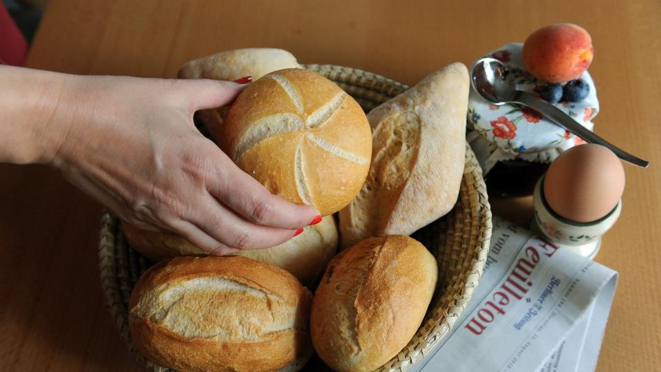 Wer abnehmen möchte, muss nicht unbedingt auf sein gewohntes Essen verzichten. Laut einer Studie reicht es schon, das Frühstück später und das Abendessen früher einzunehmen. Foto: Jens Kalaene