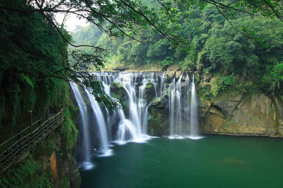 十分瀑布（Photo via Wikimedia, by Weihao.chiu, License: CC BY-SA 3.0，圖片來源：https://zh.wikipedia.org/wiki/十分瀑布#/media/File:ShiFengWaterFall_002.jpg）