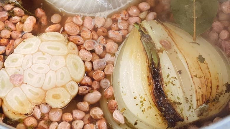 pink beans with garlic and onions