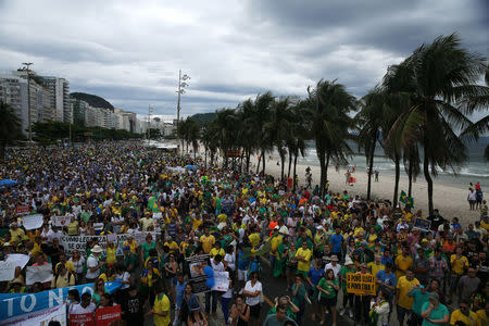 Miles de personas protestan contra la corrupción en la playa de Copacabana, en Río de Janeiro, Brasil, el 4 de diciembre de 2016. Manifestantes marcharon el domingo en las principales ciudades de Brasil para protestar contra la corrupción gubernamental y una reciente votación en el Congreso que fue percibida ampliamente como un esfuerzo para intimidar a los jueces y fiscales que realizan las investigaciones. REUTERS/Pilar Olivares