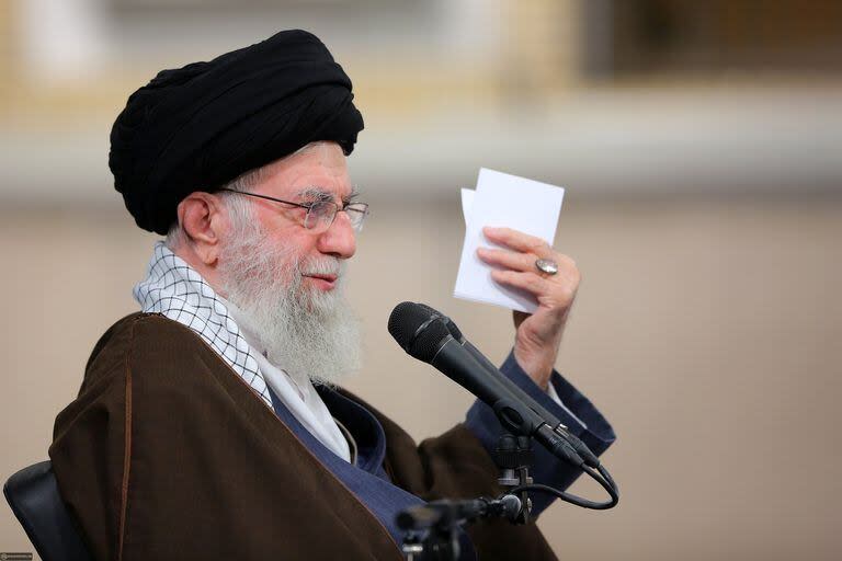 El ayatollah Ali Khamenei en una reunión con jóvenes que votan por primera vez. Photo: -/ZUMA Press Wire/dpa