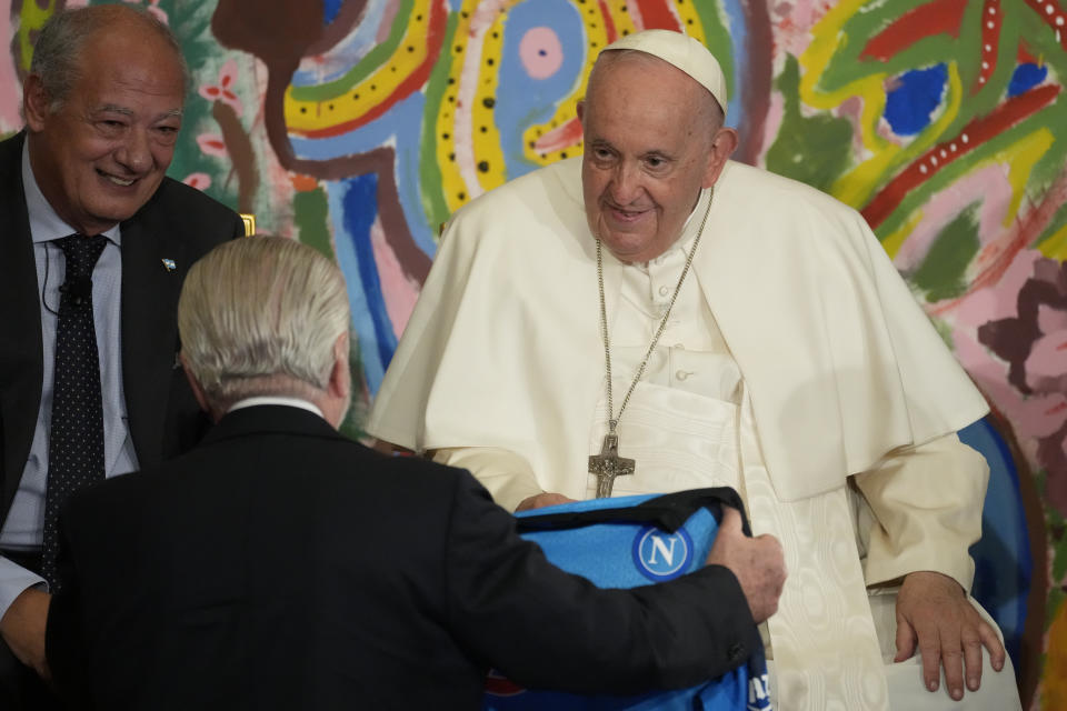 Napoli soccer club president Aurelio De Laurentiis presents Pope Francis with a Napoli jersey as they attend the world's first meeting of the 'Educational Eco-Cities' promoted by the 'Scholas Occurrentes', at the Vatican, Thursday, May 25, 2023. (AP Photo/Andrew Medichini)