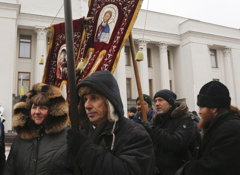 Believers of the Ukrainian Orthodox Church of Moscow Patriarchy protest against the creation of a Ukrainian independent church, in front of the parliament building in Kiev, Ukraine, Thursday, Dec. 20, 2018. (AP Photo/Efrem Lukatsky)