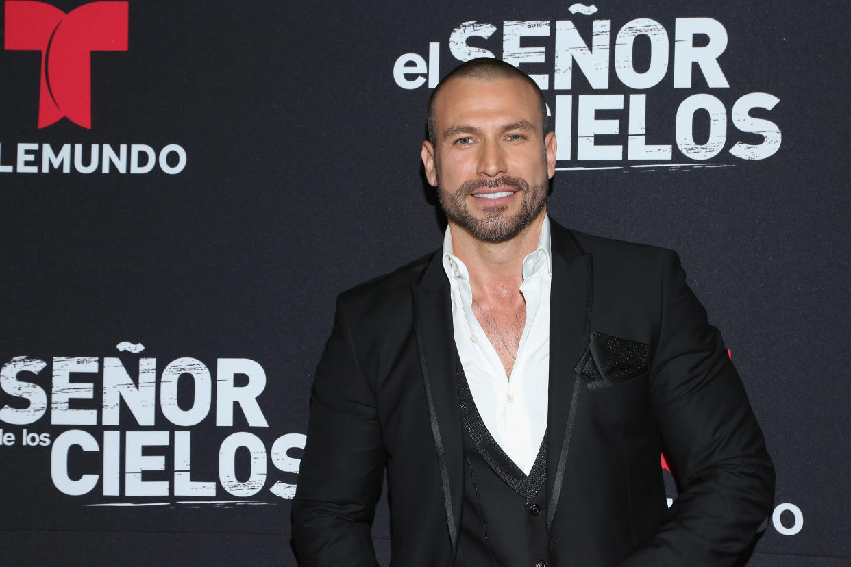 Rafael Amaya en la premier de 