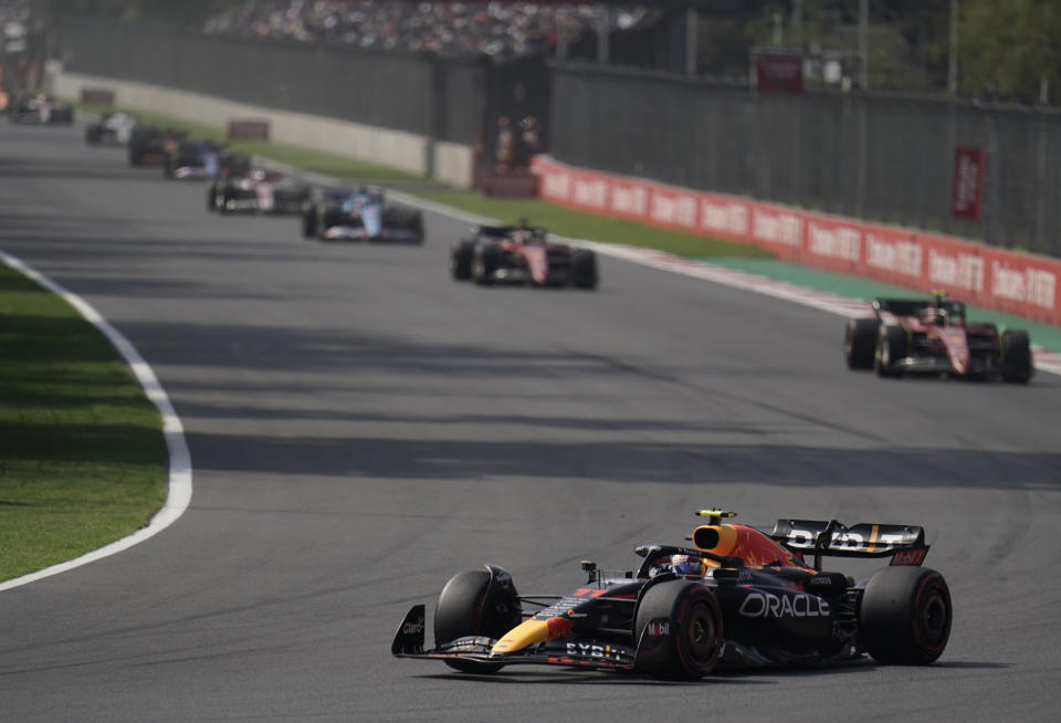 El piloto mexicano Sergio Pérez toma una curva con su Red Bull durante el Gran Premio de México de la Fórmula Uno, en el Autódromo Hermanos Rodríguez, en Ciudad de México, el domingo 30 de octubre de 2022. (AP Foto/Eduardo Verdugo)