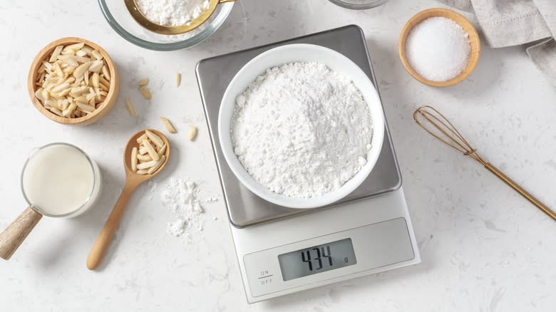 Kitchen scale with flour