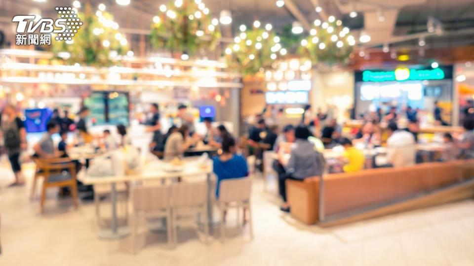 到美食街用餐，部分民眾會使用私人物品佔位。（示意圖，與本文無關／shutterstock達志影像）