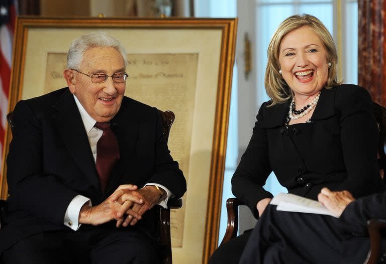 Archivo. La Secretaria de Estado de Estados Unidos, Hillary Clinton, y el exsecretario de Estado de Estados Unidos, Henry Kissinger, participan en 