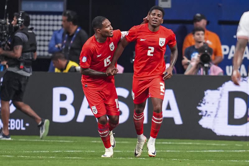 Cesar Blackman (2) celebra con Eric Davis (15) tras anotar en el partido de la Copa América que Panamá venció a Estados Unidos