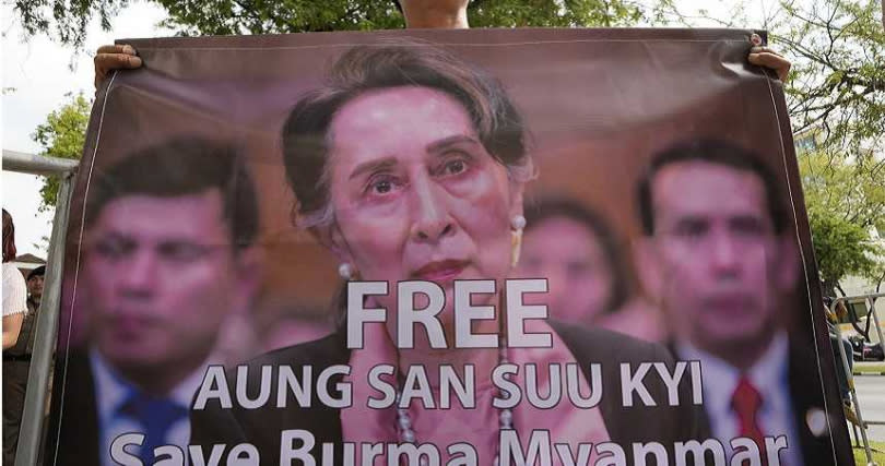 緬甸民眾在曼谷舉行抗議活動，手拿翁山蘇姬的照片。