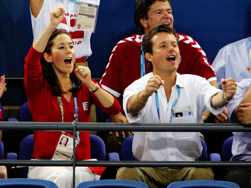 <p>Der Adel ist steif und zurückhaltend? Von wegen: Bei den Olympischen Spielen in Athen im Jahr 2004 feuern Mary und Frederik ihr Team aus Leibeskräften an. Und sind offenbar bester Stimmung. (Getty Images)</p>