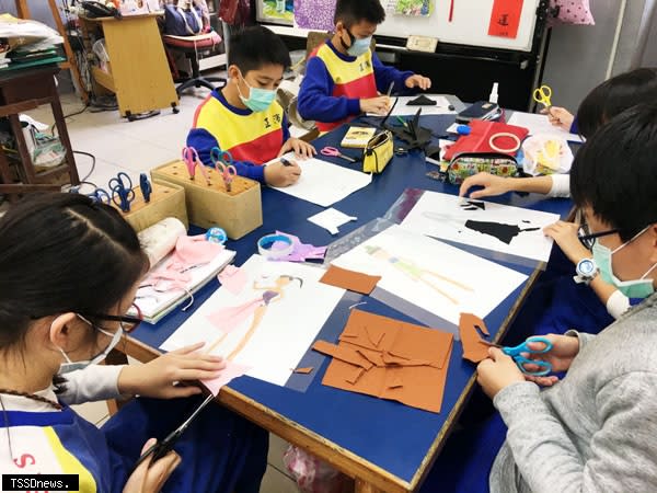 正濱國小學生利用舊衣與零布創作，以「我是小小設計師-巴洛克，很時尚」作品，入選廣達基金會教案徵選，表現不凡。（圖：教育處提供）