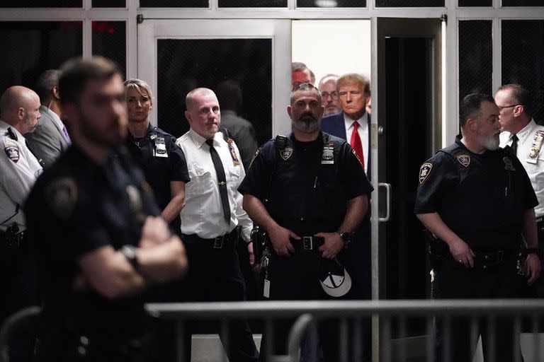El expresidente Donald Trump con escolta llega al tribunal en Nueva York, 4 de abril de 2023, donde se lo acusará de varios delitos. 