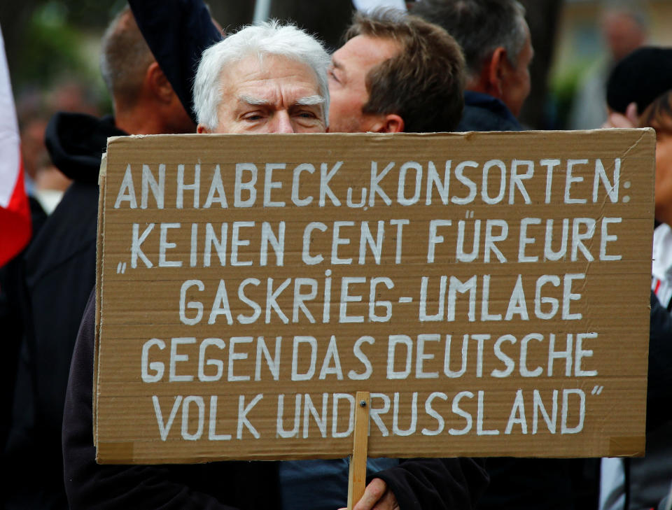 Ein Demonstrant im September in Lubmin, dem Endort der russischen Gaspipeline Nord Stream 2 (Bild: REUTERS/Joachim Herrmann)