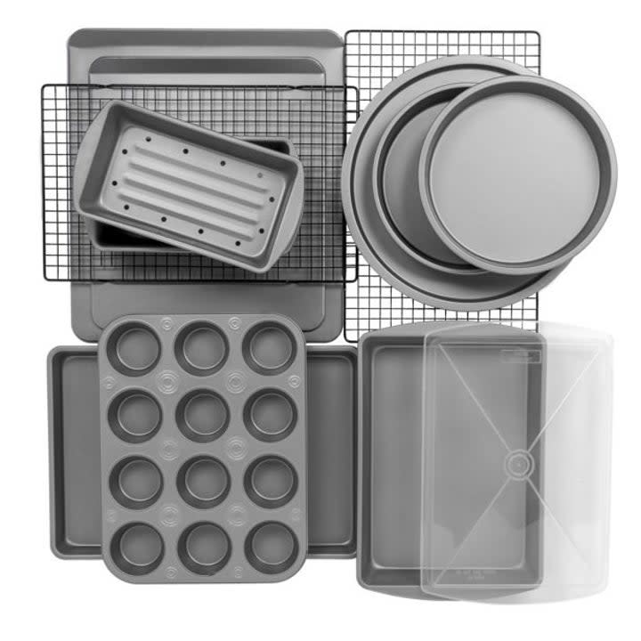 Baking pans, muffin tin, baking pan with lid, loaf pan and cooling racks