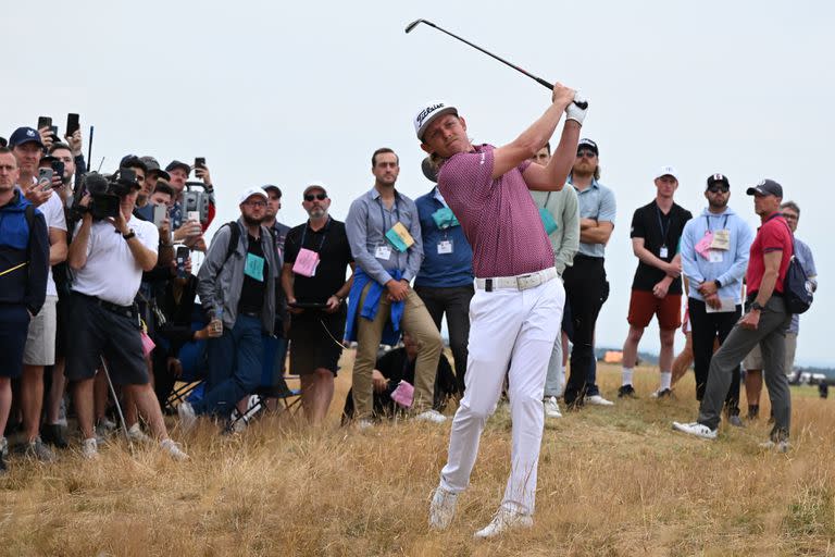 Cameron Smith observa su segundo tiro en el hoyo 15, ya en el tramo final del Open