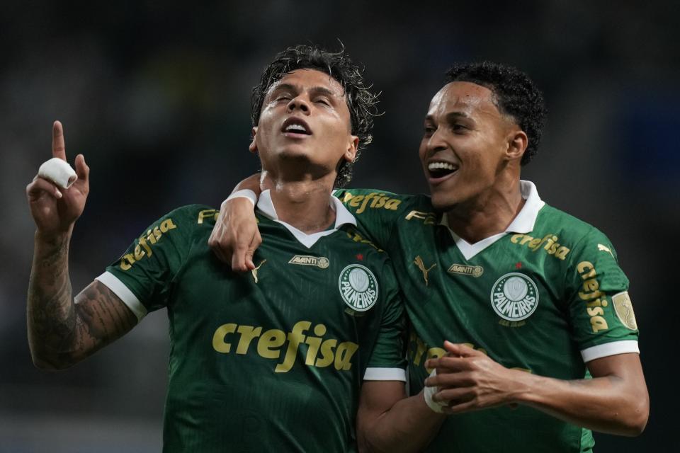 Richard Rios (izqueirda), del Palmeiras, festeja con su compañero Lázaro Vinícius, luego de anotar en un duelo de la Copa Libertadores, el miércoles 15 de mayo de 2024 en Sao Paulo (AP Foto/Andre Penner)