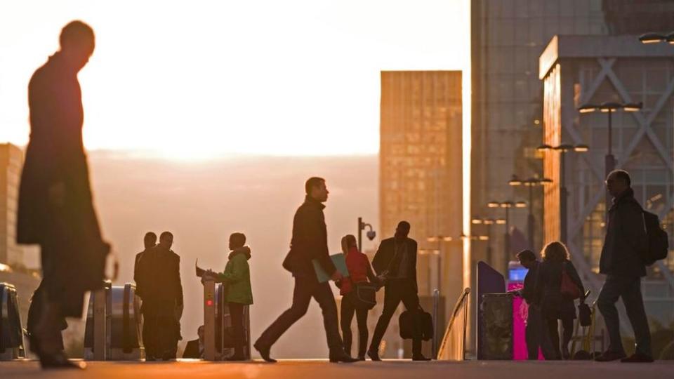 Personas caminando por la calle de lo que parece París