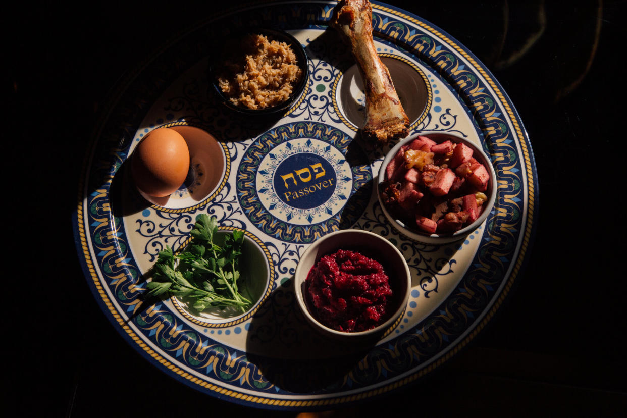 En algunas cenas de la Pascua judía se alteraron los rituales tradicionales, como la reconsideración de lo que debía haber en los platos del Séder. (Elizabeth D. Herman/The New York Times)