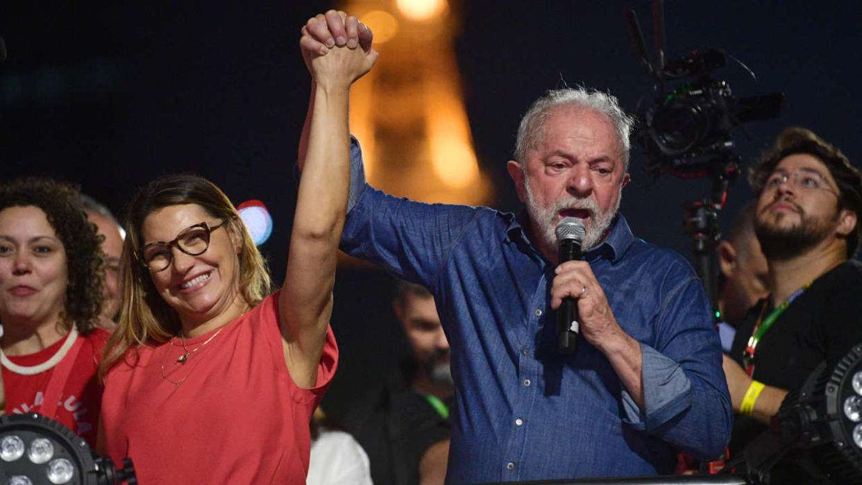 Lula, ici à Sao Paulo avec son épouse dimanche 30 octobre au soir, a fêté sa victoire à la présidentielle brésilienne mais s’inquiète du silence de Jair Bolsonaro.