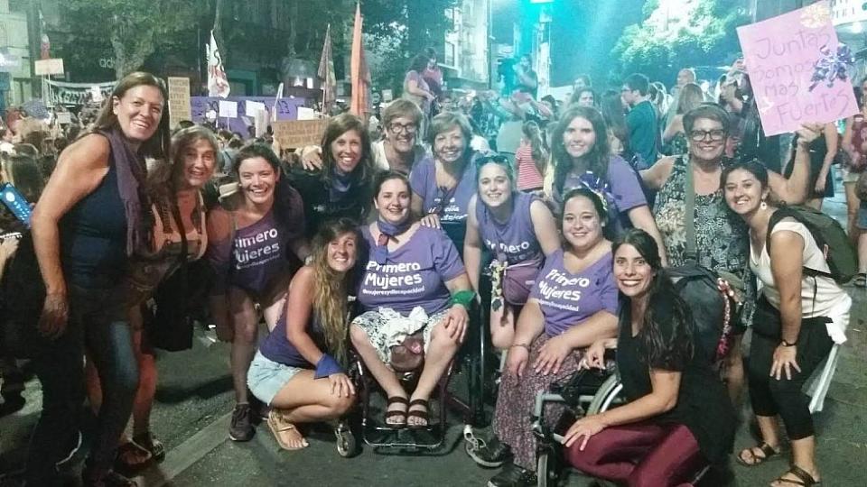 Fiorella Buzeta en una manifestación en Uruguay por los derechos de las mujeres