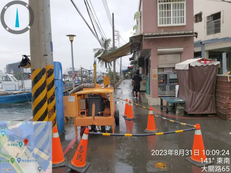 ▲高雄市今天受颱風低壓靠近及天文大潮影響，潮位為近20年新高，臨海低窪地區受到潮汐影響陸續發生道路積淹水情形，高市府也緊急啟動抽水機抽水。(圖／高市府提供)