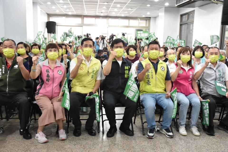 民進黨新北市長參選林佳龍今天設立中和區競選總部，立委江永昌中和區三位市議員參選人張志豪、張維倩、張嘉玲及前議員張瑞山、評委陳建智等人也全程出席，展現中和大團結氣勢。   圖：立委江永昌服務處提供