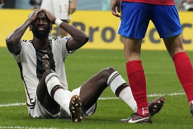 Antonio Rüdiger se lamenta por una chance desperdiciada ante Costa Rica; el equipo alemán se quedó afuera