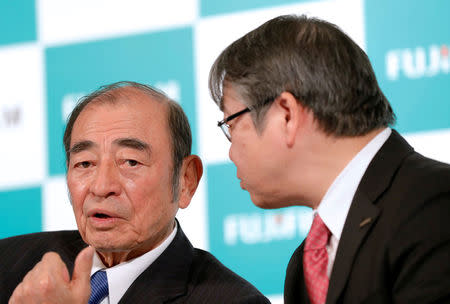 Fujifilm Holdings' Chief Executive Officer Shigetaka Komori (L) talks with Chief Operating Officer Kenji Sukeno at a news conference in Tokyo, Japan January 31, 2018. REUTERS/Kim Kyung-Hoon