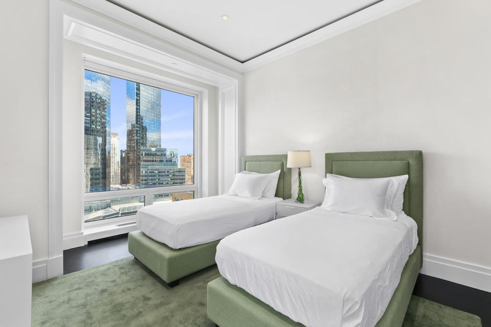 En total, la vivienda en alquiler tiene cuatro dormitorios. Este es otro de ellos. (Foto: <a href="http://www.compass.com/listing/220-central-park-south-unit-28a-manhattan-ny-10019/359929949670368049/?origin_type=Listing%20Card" rel="nofollow noopener" target="_blank" data-ylk="slk:Compass;elm:context_link;itc:0;sec:content-canvas" class="link ">Compass</a>).