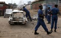 A policemen holds his rifle at a barricade during a protest against Burundi President Pierre Nkurunziza and his bid for a third term in Bujumbura, Burundi, May 26, 2015. REUTERS/Goran Tomasevic